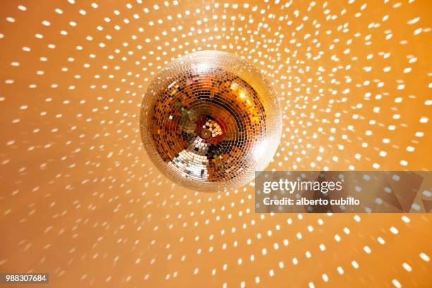 bola de discoteca 02 - discoteca stock pictures, royalty-free photos & images