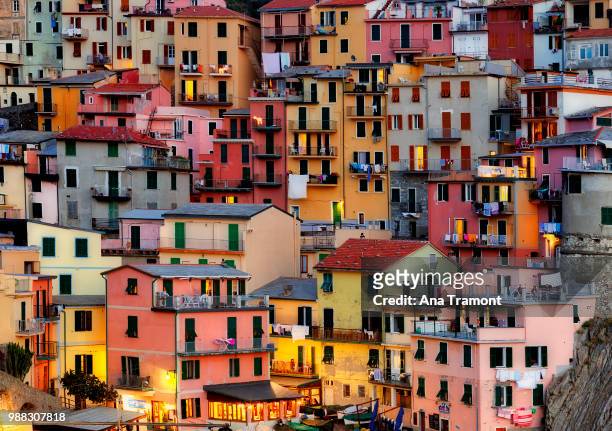 brightly coloured architecture in manarola, liguria, italy. - cinco tierras fotografías e imágenes de stock
