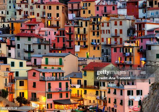 brightly coloured architecture in manarola, liguria, italy. - liguria - fotografias e filmes do acervo