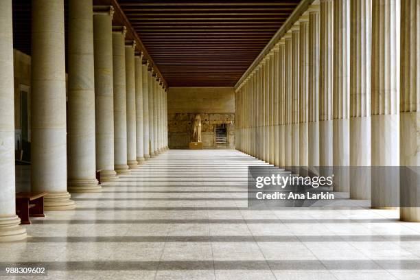 stoa of attalos - oude agora stockfoto's en -beelden