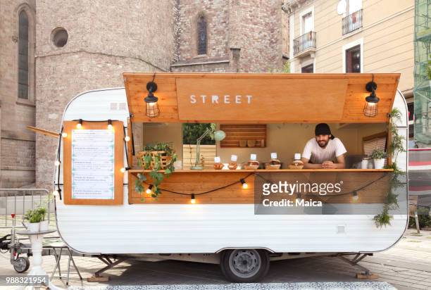 jungunternehmer food truck - camionnette stock-fotos und bilder