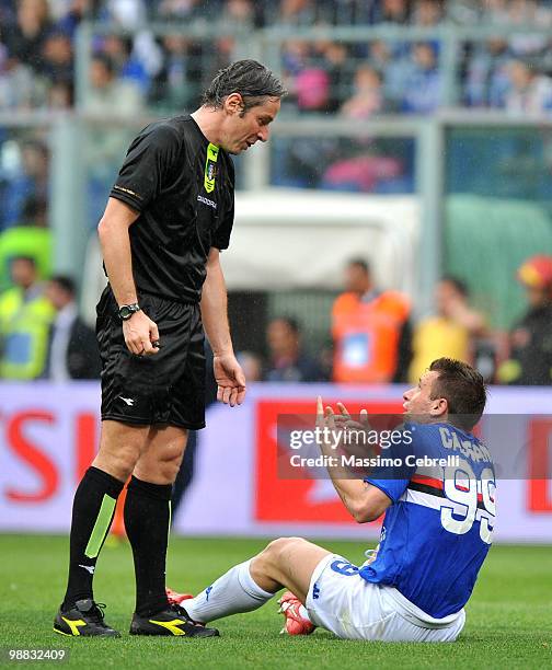 Antonio Cassano of UC Sampdoria protests with the referee Matteo Trefoloni during the Serie A match between UC Sampdoria and AS Livorno Calcio at...