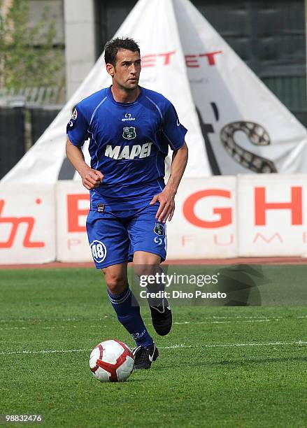 Carl Valery of Sassuolo runs with the ball during the Serie B match between Calcio Padova and US Sassuolo Calcio at Stadio Euganeo on May 1, 2010 in...