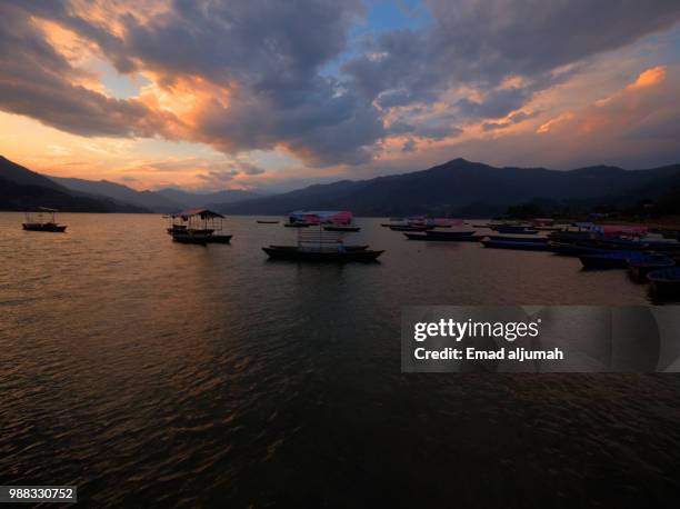 phewa lake, pokhara, nepal - machapuchare stock-fotos und bilder