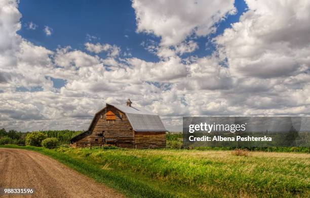 barn in the prairie - albena bildbanksfoton och bilder