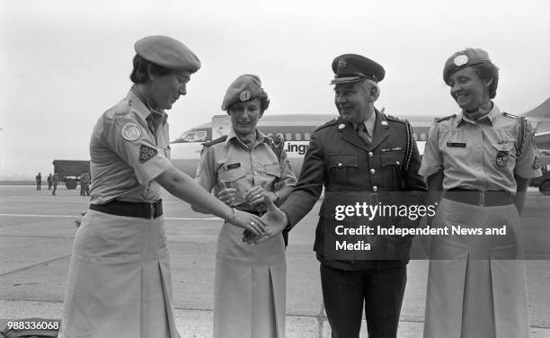 Col Tom Waters, Deputy Quatermaster General greets Irelands first UN Female Soldiers, Pvt Caroline Hayes, Palmerstown, Lt Colette Harrison, Glasnevin...