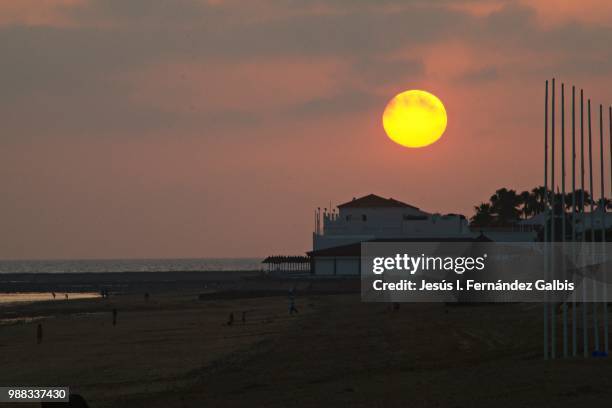 puesta de sol en rota (cadiz - spain) - puesta de sol - fotografias e filmes do acervo