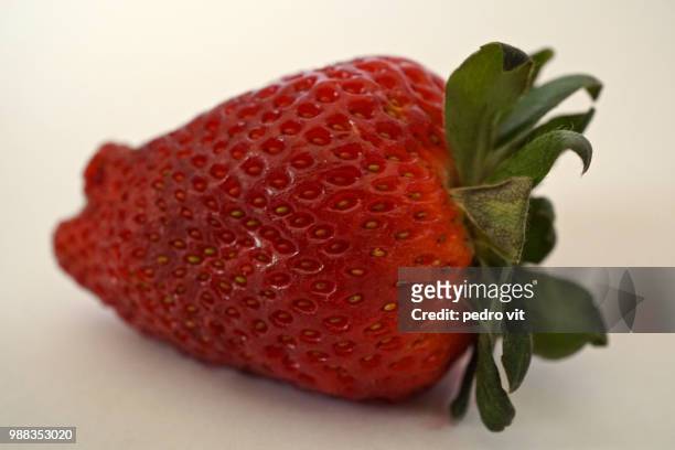 strawberry closeup - vit stockfoto's en -beelden