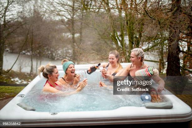 champagne dans le spa - bain à remous photos et images de collection