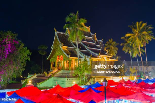 night  street in luang prabang - laotische kultur stock-fotos und bilder