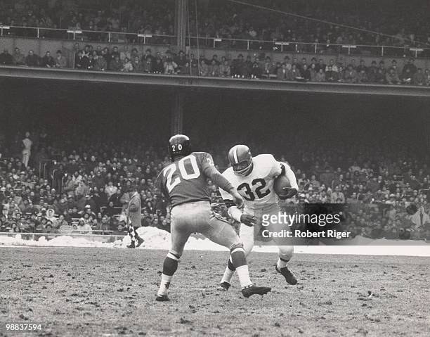Jim Brown of the Cleveland Browns carries the ball against Jimmy Patton of the New York Giants during the game at Yankee Stadium on December 18, 1960...