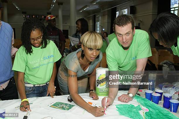 Recording artist Mary J. Blige and Chris Brown attend the "Clean Difference at New York City Schools With Bounty" at P.S. 165 on May 4, 2010 in New...
