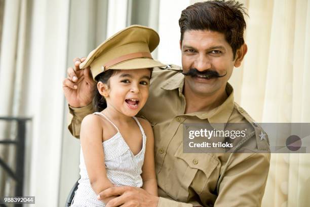 indiase politie man met dochter - indian police officer image with uniform stockfoto's en -beelden