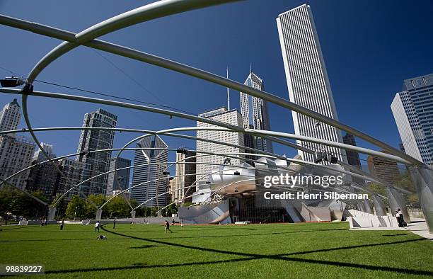 millenium park skyscrapers - millennium park chicago stock pictures, royalty-free photos & images