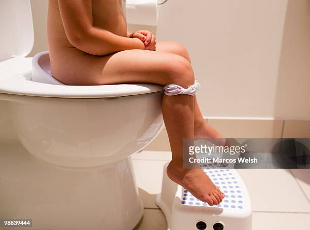 little girl sitting on toilet - panties girls 個照片及圖片檔