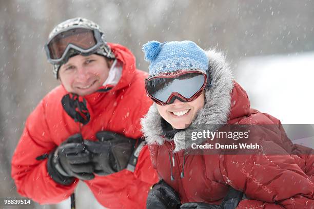 couple at ski resort smiling - bethel maine stockfoto's en -beelden