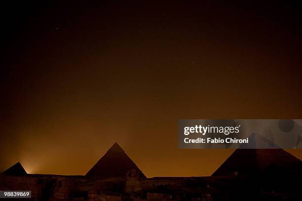 the pyramids at night - egitto stock-fotos und bilder