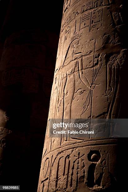 column at the karnak temple - egitto stock-fotos und bilder