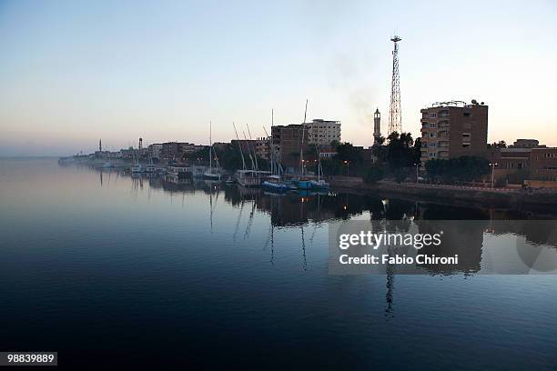 reflection on the nile - pesca stockfoto's en -beelden