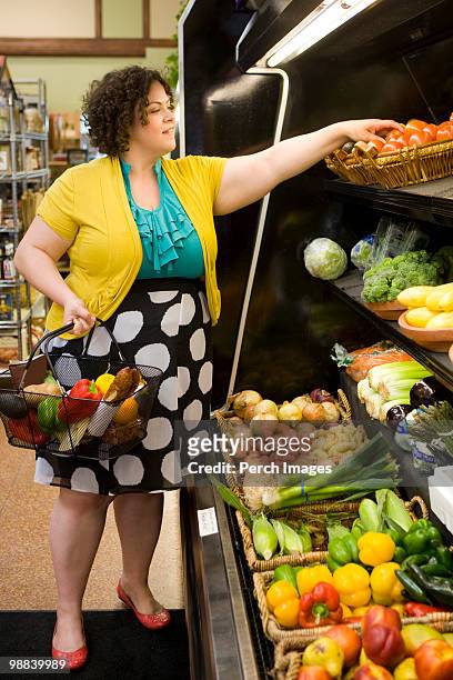 woman shopping in grocery store - chubby man shopping stock-fotos und bilder