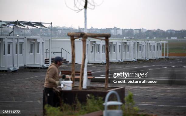 Almost 900 containers can be seen on the grounds of the joint shelters for refugees on the former Tempelhof airport, known as 'Tempelhofer Feld', in...