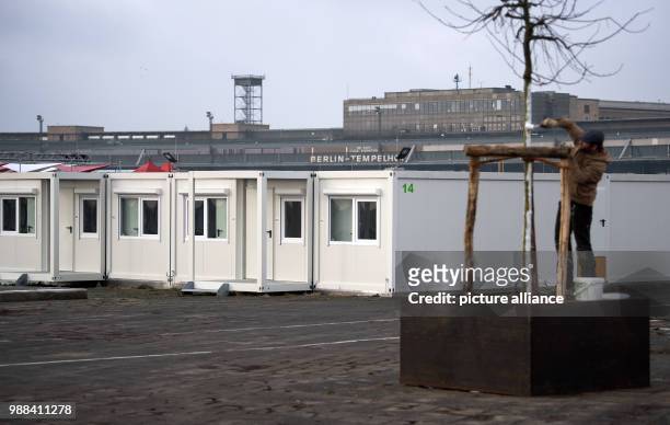 Almost 900 containers can be seen on the grounds of the joint shelters for refugees on the former Tempelhof airport, known as 'Tempelhofer Feld', in...