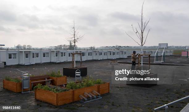 Almost 900 containers can be seen on the grounds of the joint shelters for refugees on the former Tempelhof airport, known as 'Tempelhofer Feld', in...