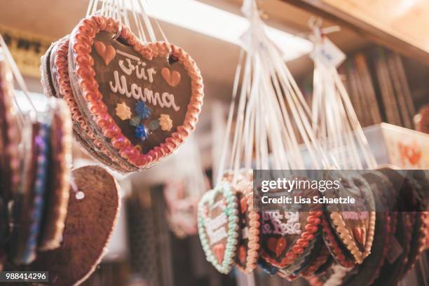 gingerbread heart at the canstatter wasen - figurita de jengibre fotografías e imágenes de stock