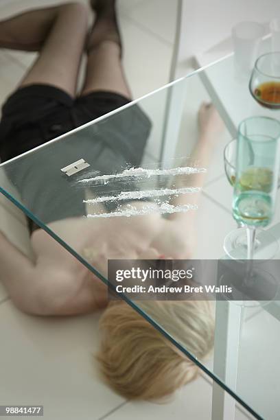 Woman Unconscious Beneath Table Of Drink Drugs, Foto de stock
