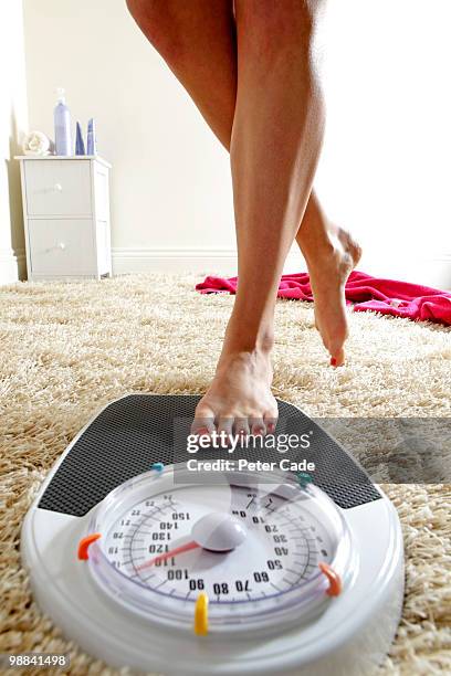 weighing scales in bathroom - cade stockfoto's en -beelden