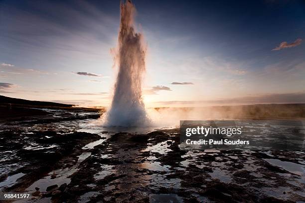 strokkur geysir, iceland - geysir stock-fotos und bilder