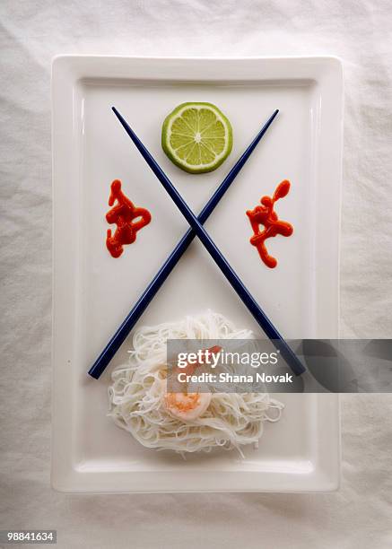 rice noodles with shrimp and hot sauce - shana novak imagens e fotografias de stock