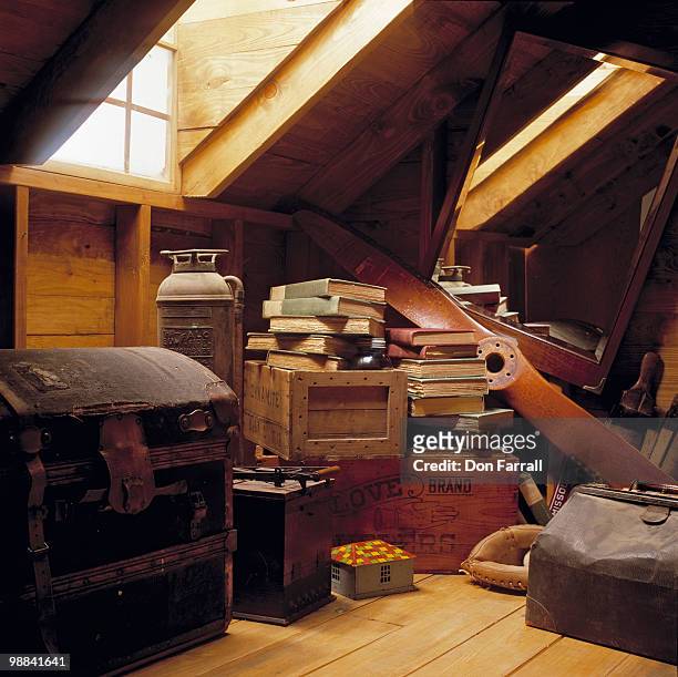 attic - combles photos et images de collection
