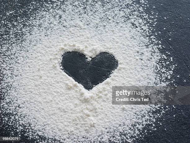 heart made out of icing powder - mehl stock-fotos und bilder