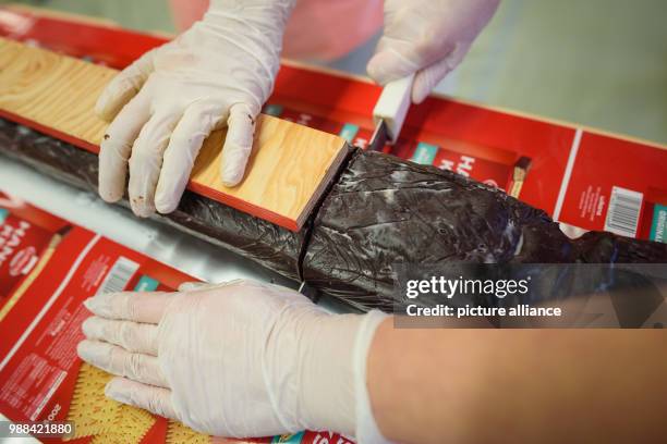 Pupils at the Philipp Reis school cut pieces of the giant "hedgehog slice" in a gymnasium for individual sale during an attempt at a world record in...