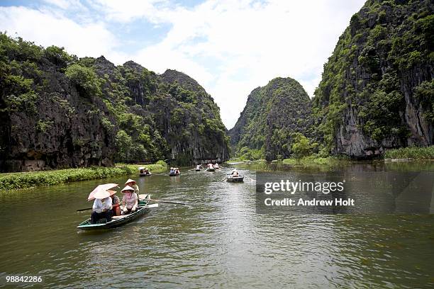 people in boats, ngo dong river, tam coc, vietnam - dong tam stock pictures, royalty-free photos & images