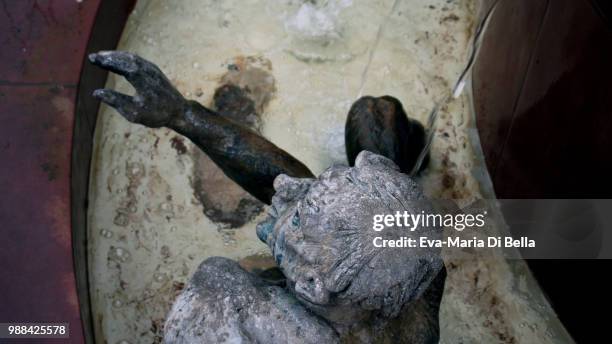 der badende - figur im kurschattenbrunnen, bad wildungen - figur fotografías e imágenes de stock