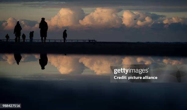 The setting sun over the island of Usedom bathes the sky at the beach of the Baltic seaside resort in a warm light in Heringsdorf, Germany, 02...