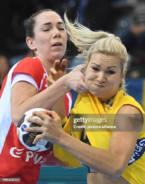 Schweden - Polen, Vorrunde, Gruppe B, 1. Spieltag am in der EgeTrans Arena, Bietigheim-Bissingen . Polens Monika Kobylinska foult Schwedens Ulrika...