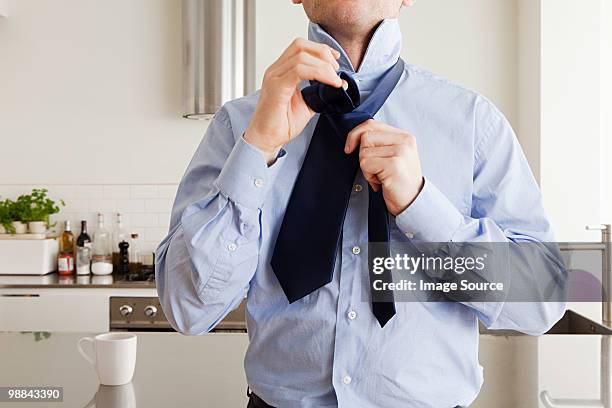 man tying tie - desamarrado imagens e fotografias de stock