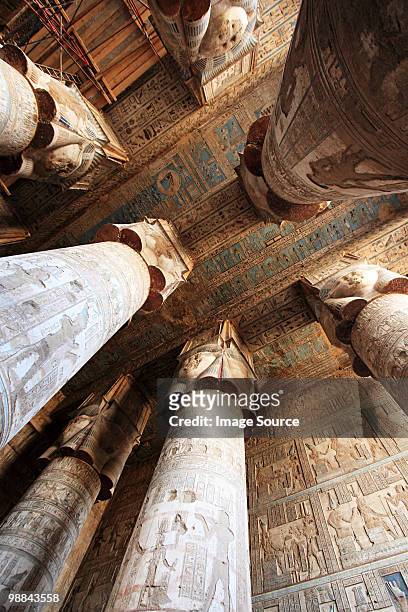 hypostyle hall in dendera temple egypt - tempel von karnak stock-fotos und bilder