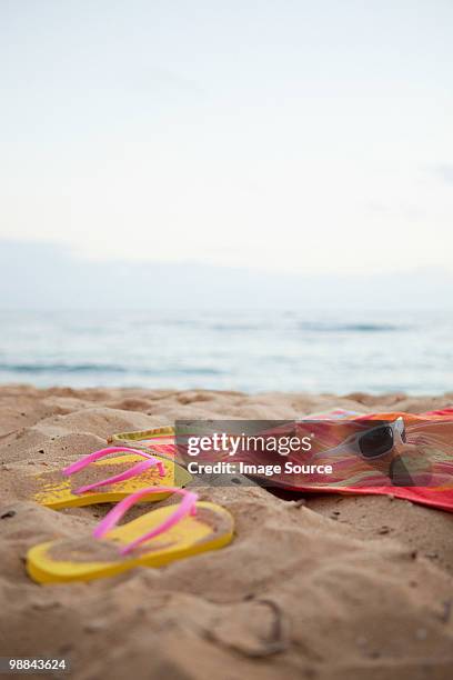 flips flops and towel on beach - strandhanddoek stockfoto's en -beelden
