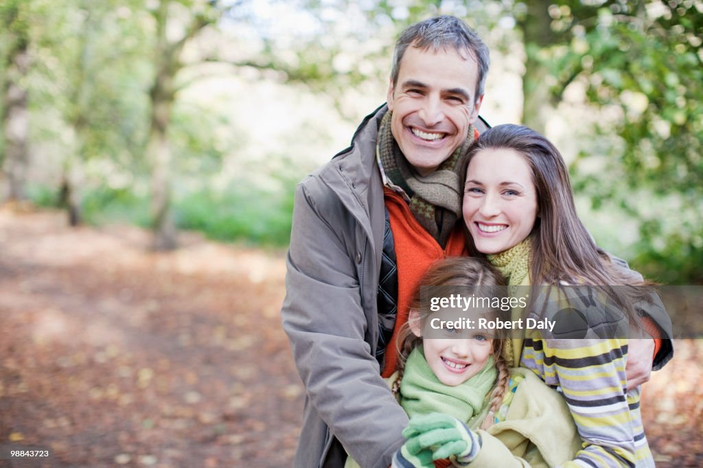 Sorridente família agarrar ao ar livre