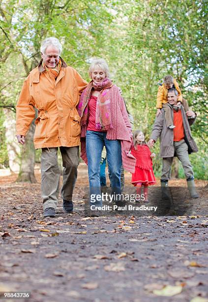 erweiterte familie walking im freien im herbst - british granny stock-fotos und bilder