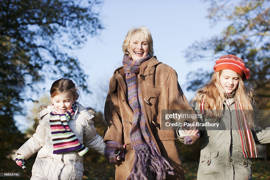 Grand-mère tenant mains avec granddaughters