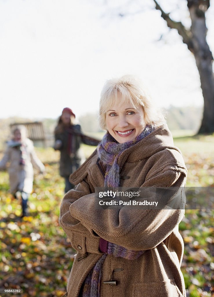 Mujer sonriente al aire libre en otoño abrigo