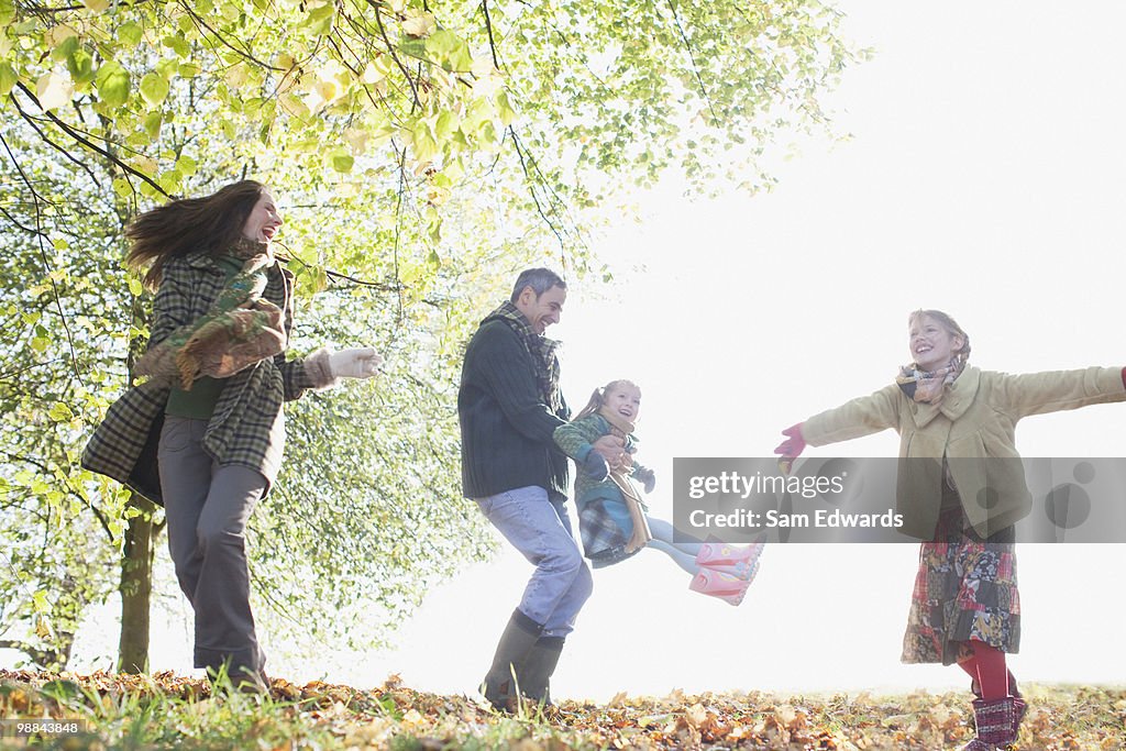 屋外で遊ぶ家族の秋
