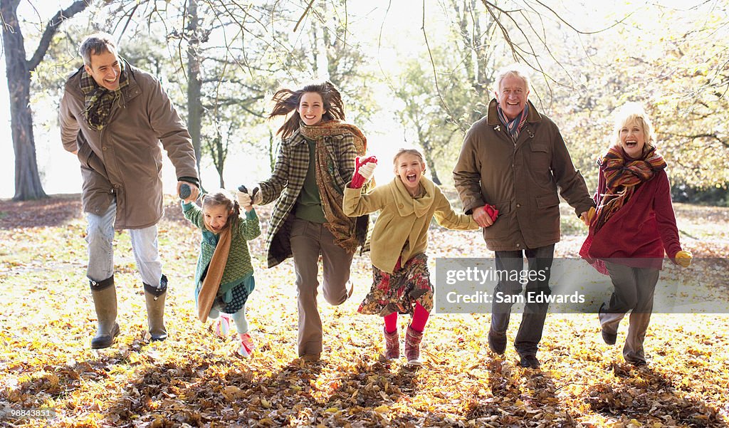 Familie läuft im park im Herbst