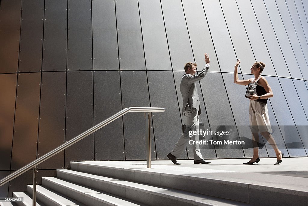 Business persone ad alta fiving all'aperto