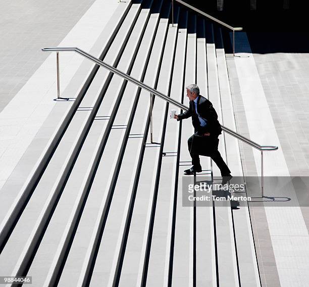 ビジネスマン・ラッシングアップ手順の屋外 - 階段　のぼる ストックフォトと画像